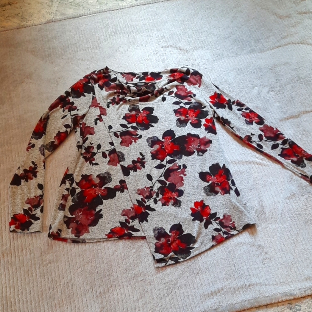 Vera W. Lightweight, Cozy top. Small. Grey, black, red